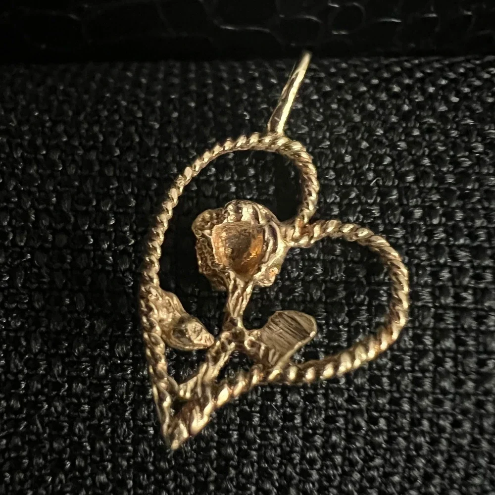14K Yellow Gold Rose Flower Heart Pendant Charm 2g 1 Inch Cottagecore